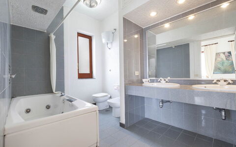 Villa Mary: Loodgieterswerkinrichting, Flooring, Badkamer, Interieur Ontwerp, Verdieping, Wastafel, Plafond, Kraan, Wastafel In De Badkamer, Loodgieter