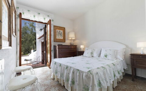 Villa Mary: Meubilair, Interieur Ontwerp, Bed, Slaapkamer, Plafond, Flooring, Verdieping, Textiel, Kamer, Linens