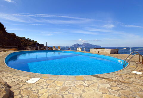 Villa Mary: Blauw, Water, Zwembad, Zee, Kust En Oceanic Landvormen, Kust, Oceaan, Tropen, Strand, Baai