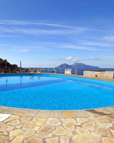 Villa Mary: Blauw, Water, Zwembad, Zee, Kust En Oceanic Landvormen, Kust, Oceaan, Tropen, Strand, Baai