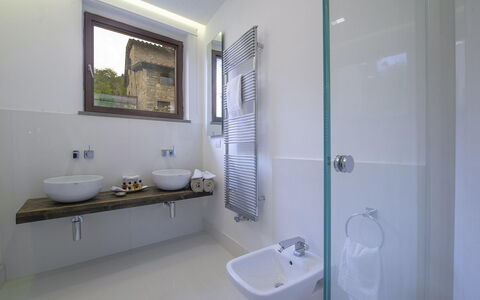 Villa del Fattore: Loodgieterswerkinrichting, Badkamer, Flooring, Wastafel In De Badkamer, Interieur Ontwerp, Wastafel, Verdieping, Kraan, Loodgieter, Huis