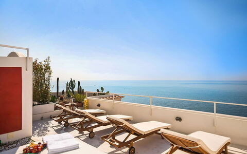 Villa Chiara: Meubilair, Zee, Balkon, Appartement, Stoel, Toevlucht, Oceaan, Schaduw, Buitenmeubels, Bloempot