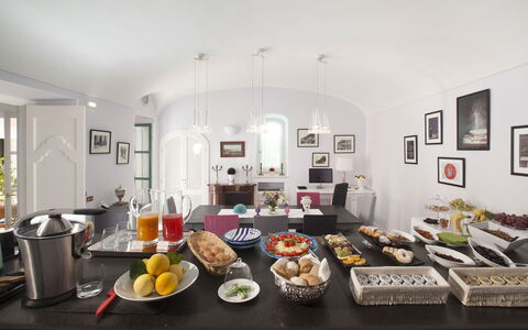 Villa Chiara: Interieur Ontwerp, Meubilair, Plafond, Verlichting, Tafel, Kamer, Lichte Inrichting, Voedsel, Serveware, Stoel