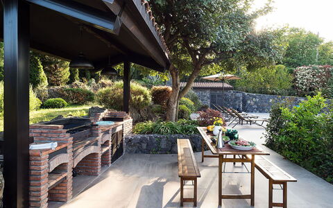 Villa Monte Serra: Struik, Tuin, Schaduw, Bloempot, Buitenmeubels, Landscaping, Flagstone, Outdoor Structuur, Backyard, Buitentafel
