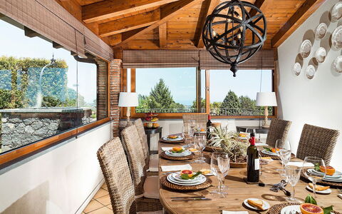 Villa Monte Serra: Meubilair, Interieur Ontwerp, Hout, Tafel, Stoel, Plafond, Flooring, Keuken En Eettafel, Verlichting, Eetkamer