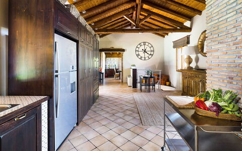 Villa Monte Serra: Meubilair, Interieur Ontwerp, Flooring, Verdieping, Hout, Plafond, Keuken, Tafel, Stoel, Huis