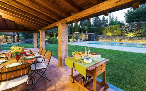Villa Monte Serra: Meubilair, Tafel, Zwembad, Toevlucht, Stoel, Interieur Ontwerp, Keuken En Eettafel, Eco Hotel, Buitenmeubels, Tuin