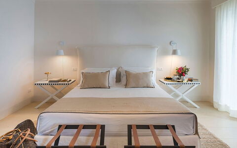 Villa Pozzillo: Meubilair, Bed, Interieur Ontwerp, Muur, Slaapkamer, Hout, Verdieping, Flooring, Textiel, Bedding
