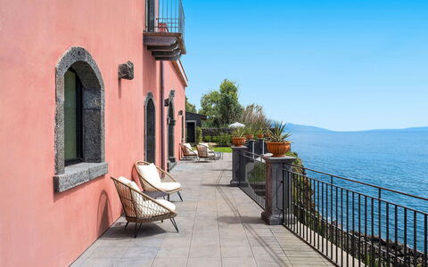 Villa Pozzillo: Zee, Kust En Oceanic Landvormen, Kust, Oceaan, Stoel, Balkon, Kamerplant, Bloempot, Baai