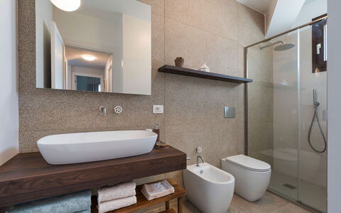 Villa Camporeale: Badkamer, Interieur Ontwerp, Flooring, Loodgieterswerkinrichting, Verdieping, Muur, Wastafel In De Badkamer, Wastafel, Spiegel, Hout