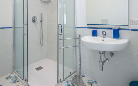 Maison Maiori: Badkamer, Loodgieterswerkinrichting, Flooring, Verdieping, Wastafel, Interieur Ontwerp, Kraan, Loodgieter, Wastafel In De Badkamer, Douche