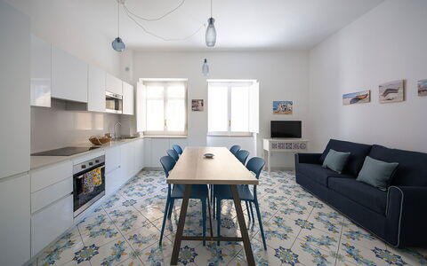 Maison Maiori: Flooring, Interieur Ontwerp, Verdieping, Meubilair, Hout, Plafond, Kamer, Verlichting, Tafel, Huis