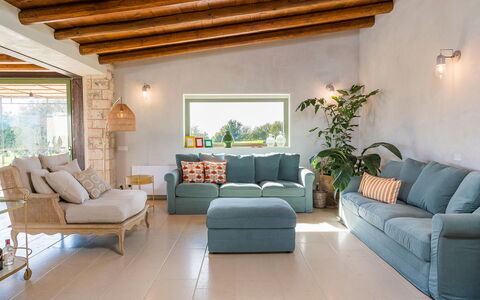 Villa del Sole: Meubilair, Interieur Ontwerp, Bankstel, Flooring, Tafel, Hout, Verdieping, Woonkamer, Stoel, Kamer