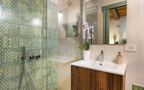 Villa del Sole: Badkamer, Interieur Ontwerp, Loodgieterswerkinrichting, Flooring, Verdieping, Badkamerkast, Wastafel, Kraan, Wastafel In De Badkamer, Tegel