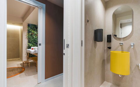 Villa Cornino: Muur, Flooring, Interieur Ontwerp, Verdieping, Loodgieterswerkinrichting, Hout, Badkamer, Toilet, Wc Bril, Loodgieter