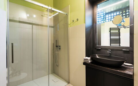 Villa Monica: Badkamer, Loodgieterswerkinrichting, Interieur Ontwerp, Flooring, Muur, Verdieping, Kraan, Badkamerkast, Wastafel In De Badkamer, Loodgieter