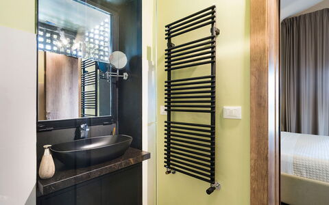 Villa Monica: Interieur Ontwerp, Flooring, Verdieping, Kamer, Appartement, Loodgieterswerkinrichting, Raambekleding, Loodgieter, Ontwerp, Venster Behandeling