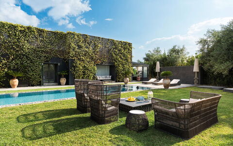 Villa Monica: Struik, Tuin, Schaduw, Landscaping, Buitenmeubels, Backyard, Gazon, Werf, Landgoed