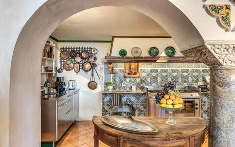 Villa Madonna di Costantinopoli: Interieur Ontwerp, Flooring, Keuken, Meubilair, Plafond, Countertop, Tegel, Stoel, Cabinetry, Kamerplant