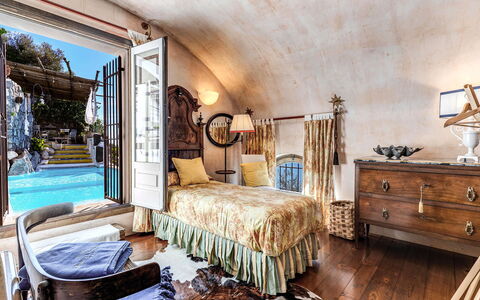 Villa Madonna di Costantinopoli: Meubilair, Slaapkamer, Interieur Ontwerp, Verdieping, Flooring, Bed, Bedding, Laken, Bed Frame, Linens