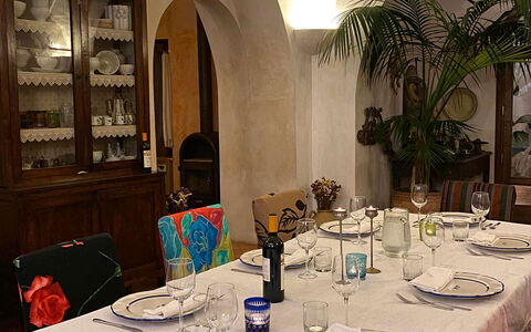 Villa Madonna di Costantinopoli: Tafelkleed, Tafel, Meubilair, Tableware, Linens, Dishware, Serveware, Voedsel, Bord, Drinkware
