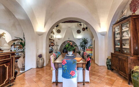 Villa Madonna di Costantinopoli: Interieur Ontwerp, Flooring, Eetkamer, Bloempot, Kamerplant, Stoel, Keuken En Eettafel, Vault, Tegel, Bloemdessin