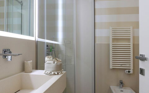 Casa Leuca: Badkamer, Loodgieterswerkinrichting, Interieur Ontwerp, Flooring, Wastafel, Verdieping, Wastafel In De Badkamer, Loodgieter, Kraan, Plafond