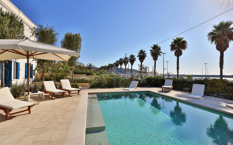 Casa Leuca: Blauw, Zwembad, Toevlucht, Ligstoel, Buitenmeubels, Eco Hotel, Schaduw, Paraplu, Hotel, Villa