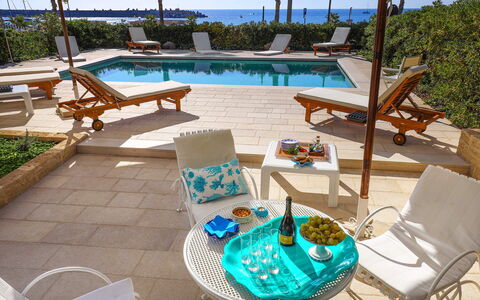 Casa Leuca: Meubilair, Stoel, Buitenmeubels, Tafel, Toevlucht, Paraplu, Buitentafel, Schaduw, Zwembad, Koffietafel