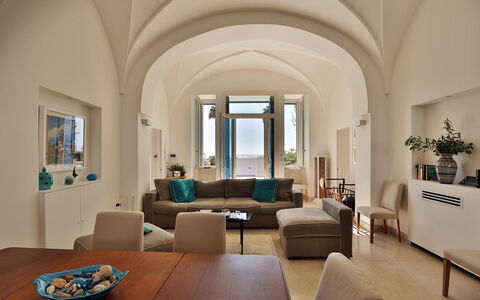 Casa Leuca: Meubilair, Interieur Ontwerp, Flooring, Tafel, Stoel, Kamer, Verdieping, Verlichting, Plafond, Woonkamer