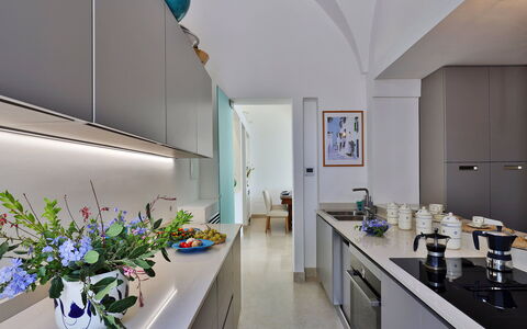 Casa Leuca: Keuken, Interieur Ontwerp, Countertop, Toestel Van De Keuken, Flooring, Major Appliance, Meubilair, Cabinetry, Huishoudapparatuur, Huis