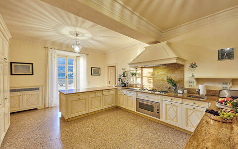 Villa Silva: Keuken, Interieur Ontwerp, Flooring, Plafond, Verdieping, Cabinetry, Countertop, Meubilair, Huis, Verlichting