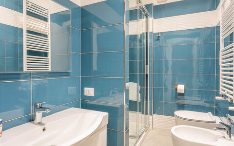 Casa Lucio: Badkamer, Loodgieterswerkinrichting, Flooring, Interieur Ontwerp, Verdieping, Wastafel, Wastafel In De Badkamer, Kraan, Loodgieter, Toilet