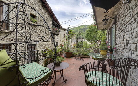 Villa Senio: Bloempot, Ijzer, Kamerplant, Stoel, Buitenmeubels, Lichte Inrichting, Balkon, Buitentafel, Flagstone, Binnenplaats