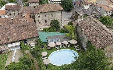 Villa Senio: Huis, Buitenmeubels, Menselijke Nederzetting, Paraplu, Binnenplaats, Landgoed, Hacienda, Werf, Zwembad, Landscaping