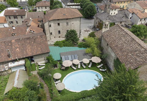 Villa Senio: Huis, Buitenmeubels, Menselijke Nederzetting, Paraplu, Binnenplaats, Landgoed, Hacienda, Werf, Zwembad, Landscaping