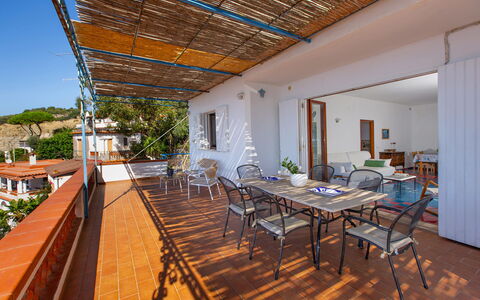 Sea Scent: Meubilair, Stoel, Keuken En Eettafel, Balkon, Buitenmeubels, Buitentafel, Kamerplant, Schaduw, Beits, Eco Hotel
