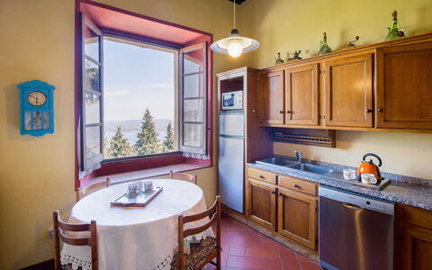 Mariuccia 1: Meubilair, Interieur Ontwerp, Kamer, Stoel, Plafond, Beits, Keuken En Eettafel, Cabinetry, Eetkamer, Hardwood