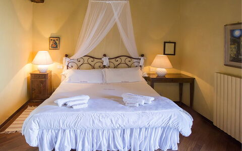 Mariuccia 1: Meubilair, Interieur Ontwerp, Verdieping, Flooring, Bed, Verlichting, Textiel, Slaapkamer, Linens, Kamer