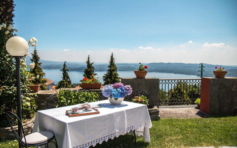 Mariuccia 1: Meubilair, Tafel, Bloempot, Tafelkleed, Stoel, Kamerplant, Buitentafel, Tuin