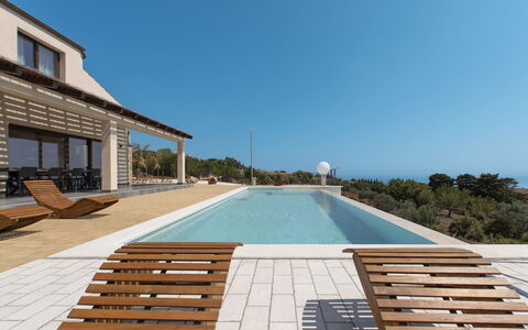 Villa Priscilla: Samengesteld Materiaal, Zwembad, Dek, Hardwood, Ontwerp, Schaduw, Toevlucht, Plank, Boardwalk, Buitenmeubels