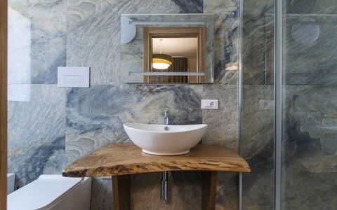 Villa Priscilla: Interieur Ontwerp, Flooring, Loodgieterswerkinrichting, Verdieping, Wastafel In De Badkamer, Wastafel, Kraan, Spiegel, Plafond, Badkamer