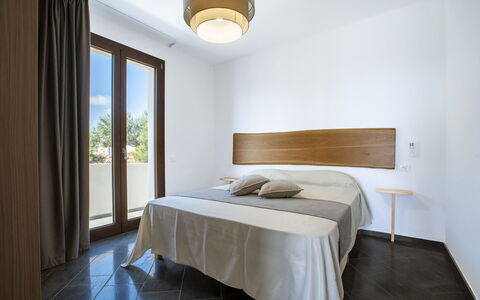 Villa Priscilla: Interieur Ontwerp, Hout, Flooring, Verdieping, Slaapkamer, Meubilair, Bed, Plafond, Kamer, Verlichting