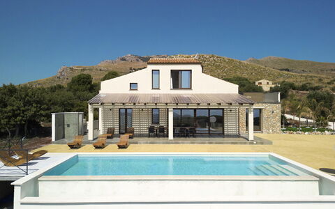 Villa Priscilla: Zwembad, Woongebied, Landgoed, Toevlucht, Huis, Dak, Samengesteld Materiaal, Boerderij, Villa, Verblijf