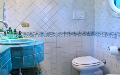 Villa Birbante: Blauw, Flooring, Interieur Ontwerp, Verdieping, Loodgieterswerkinrichting, Tegel, Badkamer, Kraan, Wastafel In De Badkamer, Loodgieter