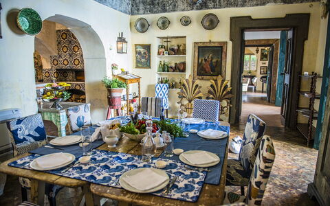 Villa San Giacomo: Meubilair, Interieur Ontwerp, Tafel, Tafelkleed, Eetkamer, Stoel, Porselein, Linens, Keuken En Eettafel, Dishware