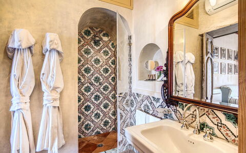 Villa San Giacomo: Flooring, Interieur Ontwerp, Verdieping, Tegel, Loodgieterswerkinrichting, Badkamer, Loodgieter, Plafond, Beits