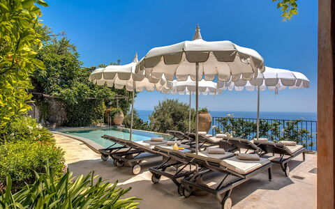 Villa San Giacomo: Buitenmeubels, Paraplu, Toevlucht, Zwembad, Meubilair, Schaduw, Ligstoel, Eco Hotel, Zee