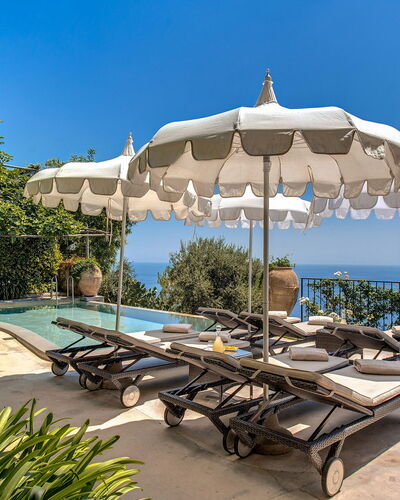 Villa San Giacomo: Buitenmeubels, Paraplu, Toevlucht, Zwembad, Meubilair, Schaduw, Ligstoel, Eco Hotel, Zee