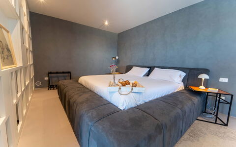 Iris House: Meubilair, Bed, Interieur Ontwerp, Verdieping, Slaapkamer, Flooring, Muur, Bedding, Laken, Hout